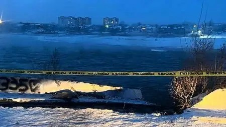 В Семее автомобиль упал в реку. В салоне находились 4 человека.