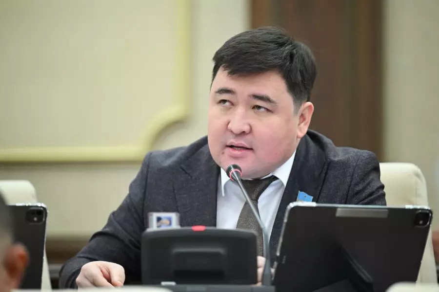 «Их не пожалеют». Депутат Аралбайулы защитил права таксистов и забил тревогу