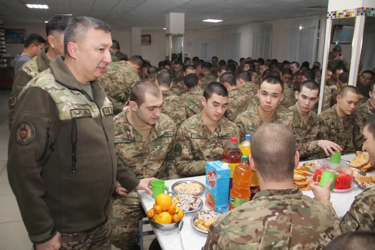 «Мясо, баурсаки, сирне, наурыз-коже»: теперь солдаты Национальной гвардии будут питаться национальными блюдами