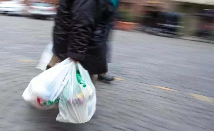 С этого момента использование пластиковых пакетов запрещено.