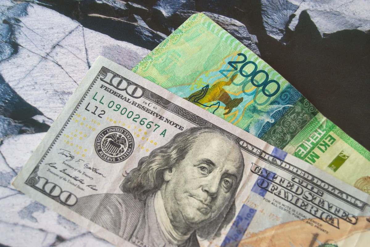 Какой курс доллара в обменных пунктах?