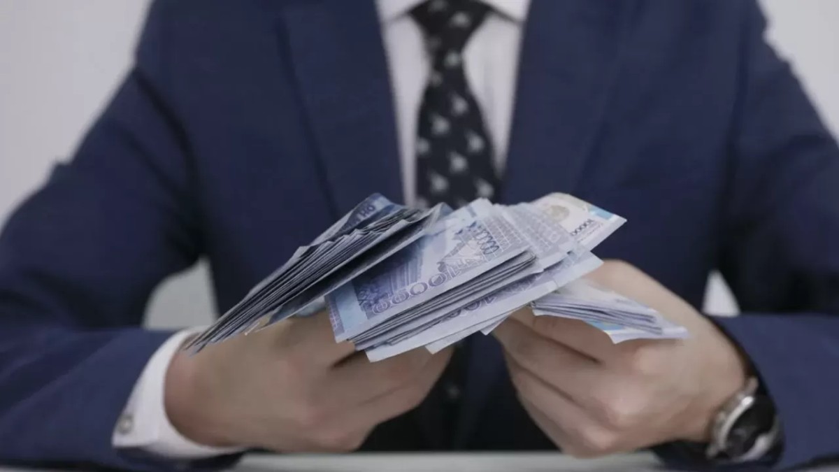 В Костанайской области председатель маслихата и депутат подозреваются в получении взятки.