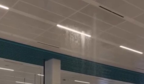 В аэропорту Алматы прорвало трубу, и вода потекла с потолка.