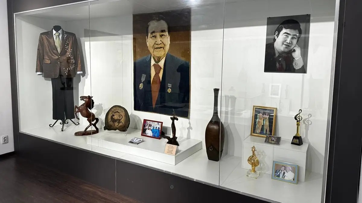 В Алматы открылась выставка, посвященная 85-летию Ескендира Хасангалиева.