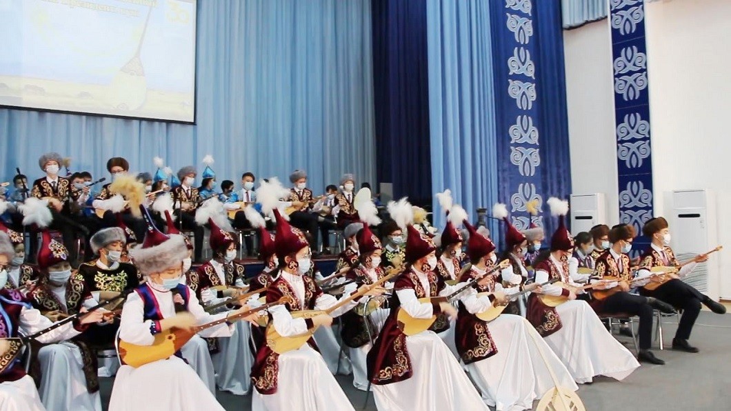 В праздник Наурыз учащиеся страны одновременно играют на домбре.