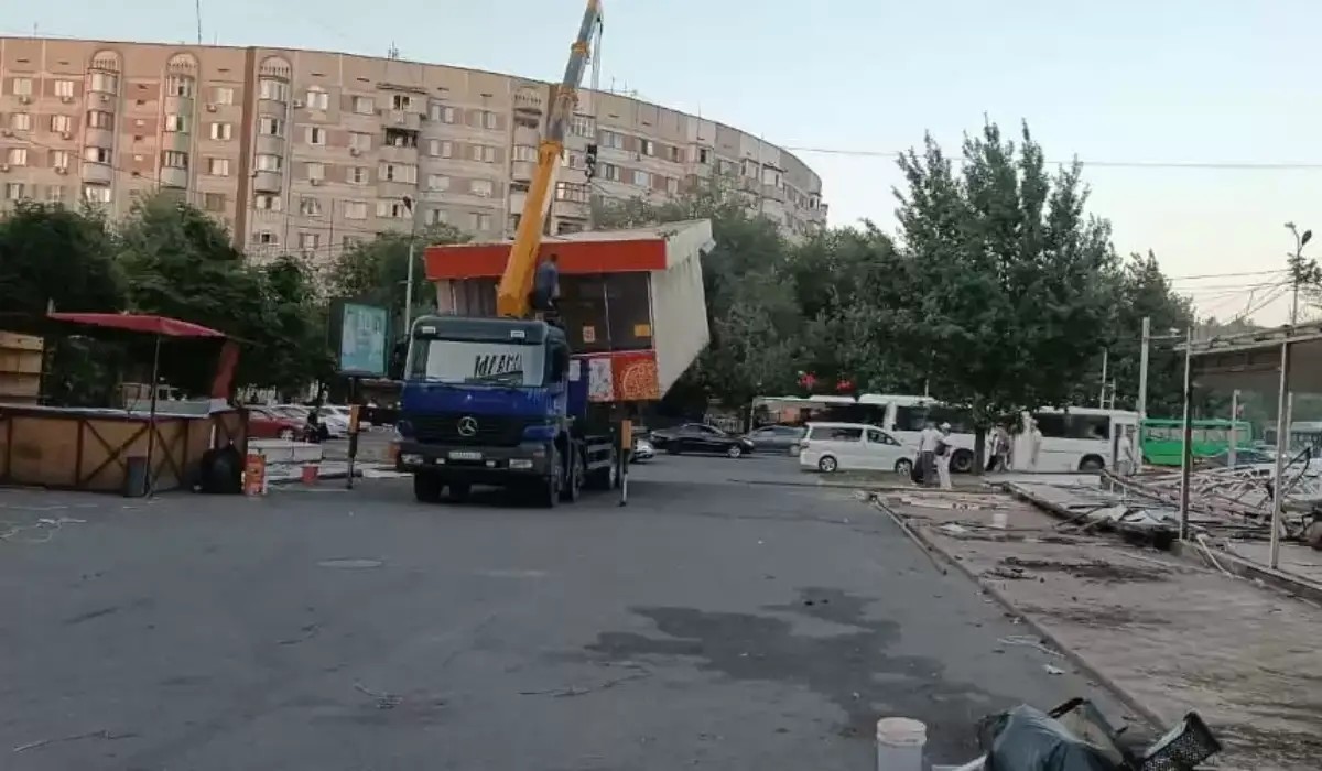 В Алматы сносят незаконные торговые киоски