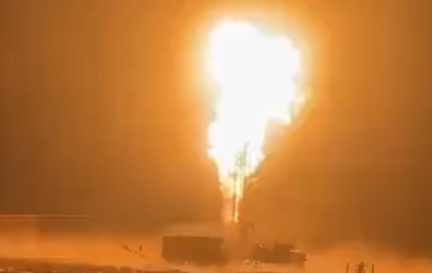 В Атырауской области произошел пожар на нефтяной скважине.