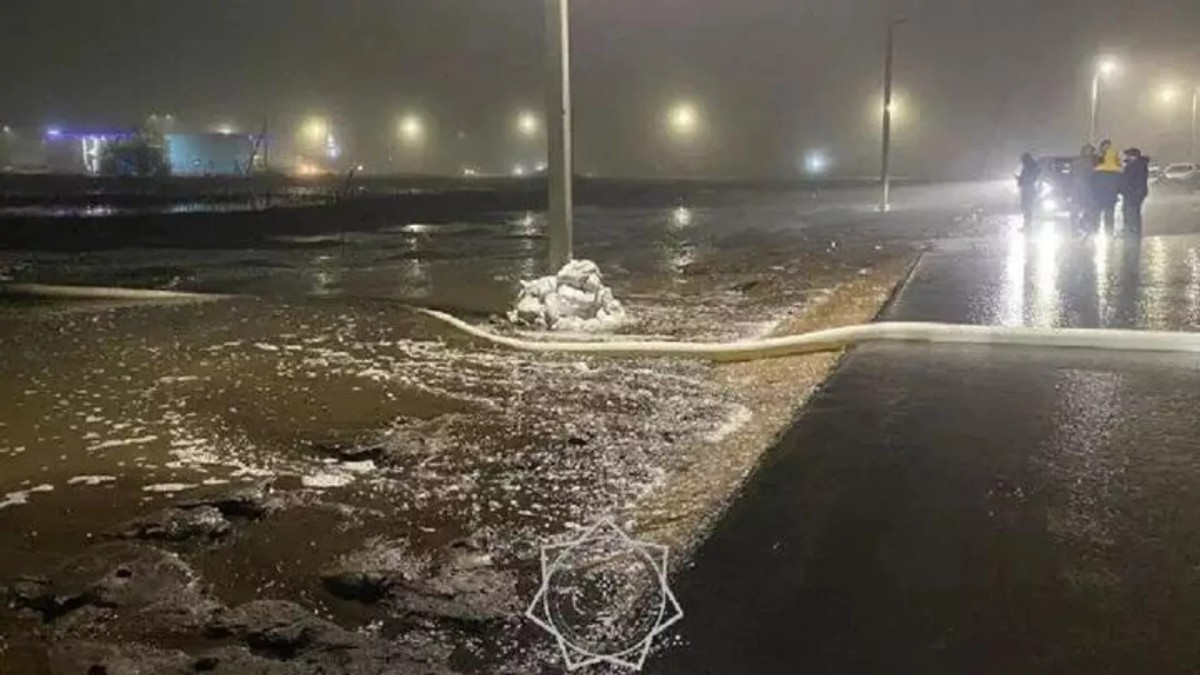 В Уральске талые воды затопили дорогу