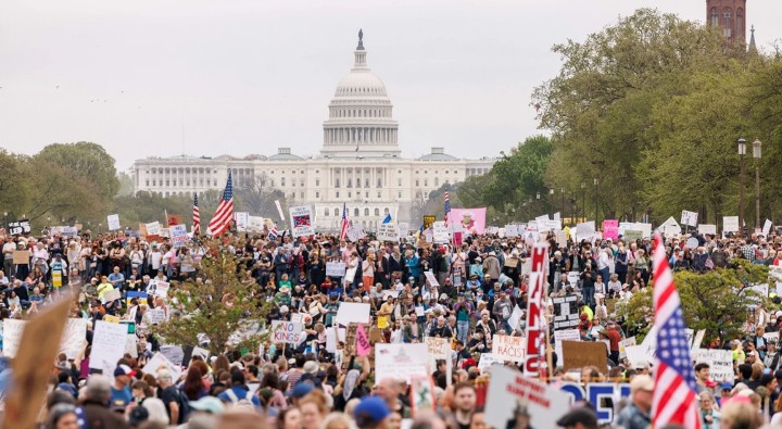 В США прошли массовые протесты против Трампа