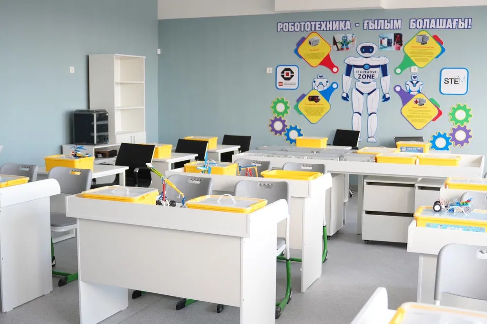 Во всех школах страны открываются кабинеты STEM и робототехники.
