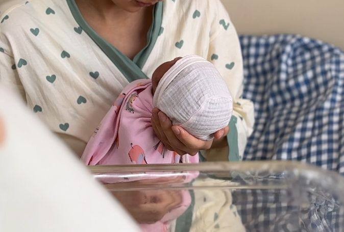 В Казахстане открылся первый банк грудного молока для новорожденных.