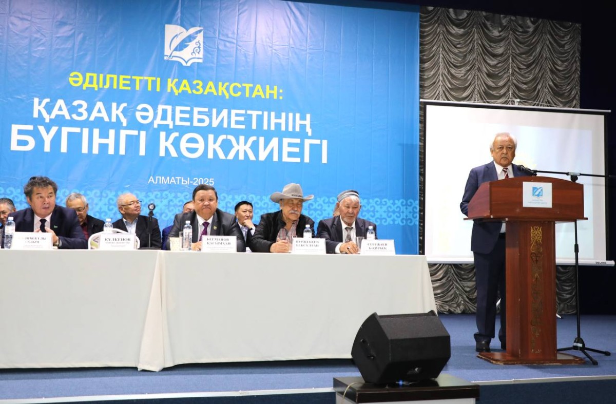 Союз писателей наградил нескольких писателей литературными премиями.