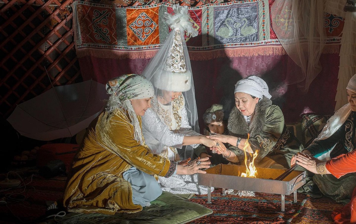 Религиовед: Традиция лить масло в огонь совершалась для дезинфекции