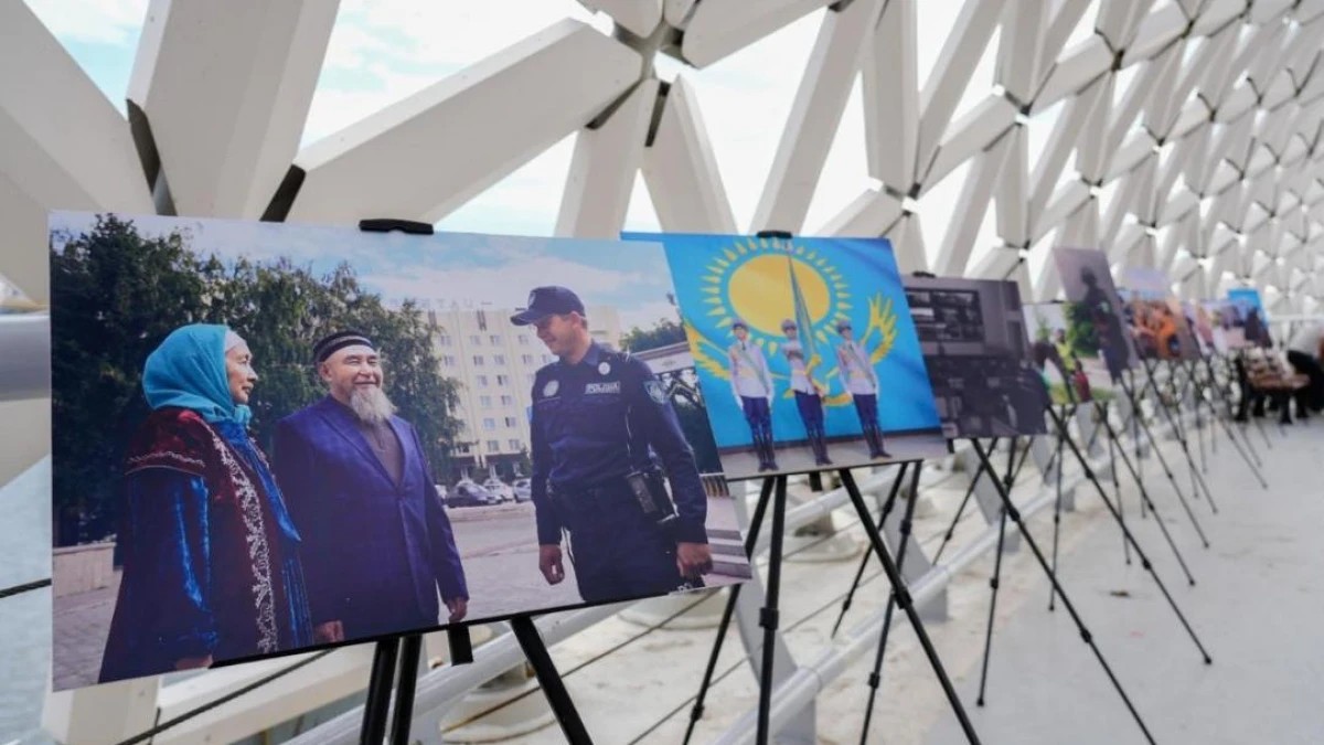 В парке Астаны прошла фотовыставка "Закон и порядок".