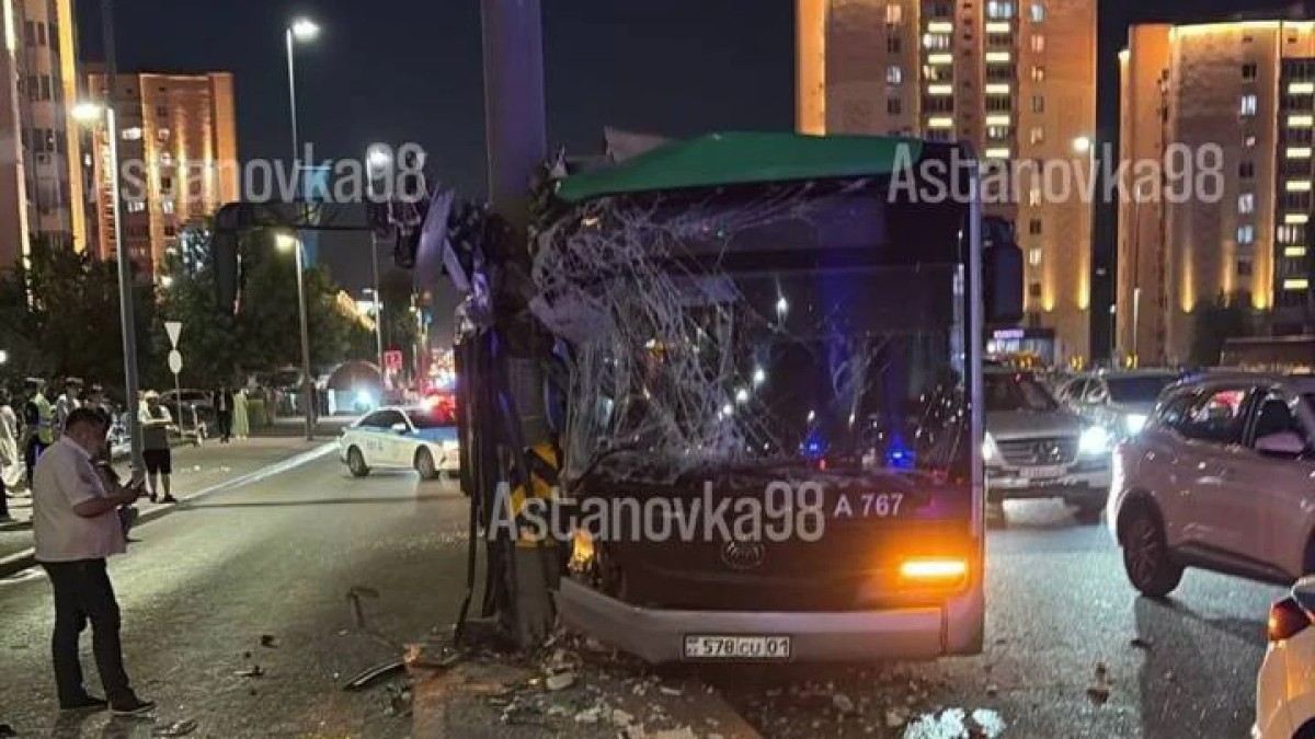 В Астане пассажирский автобус врезался в столб: есть пострадавшие