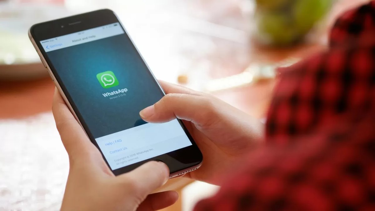 Власти Ирана просят население удалить приложение WhatsApp.