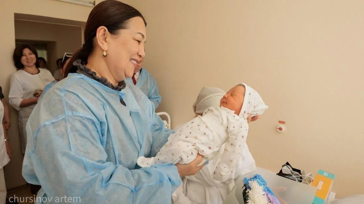 В Астане родителям детей, родившихся в День государственных символов, вручили подарки