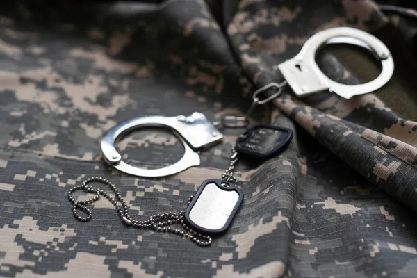 Бывший представитель высшего командования Вооруженных Сил подозревается в мошенничестве.
