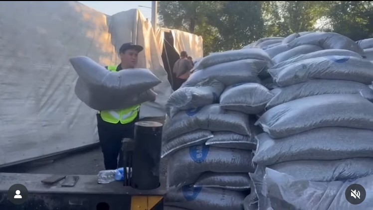 В Жетысу перевернулась фура с 35 тоннами зерна.
