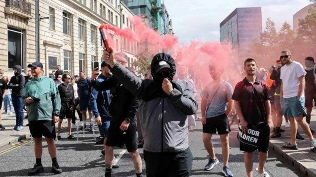 В Англии в митинге против мигрантов приняли участие более 100 тысяч человек