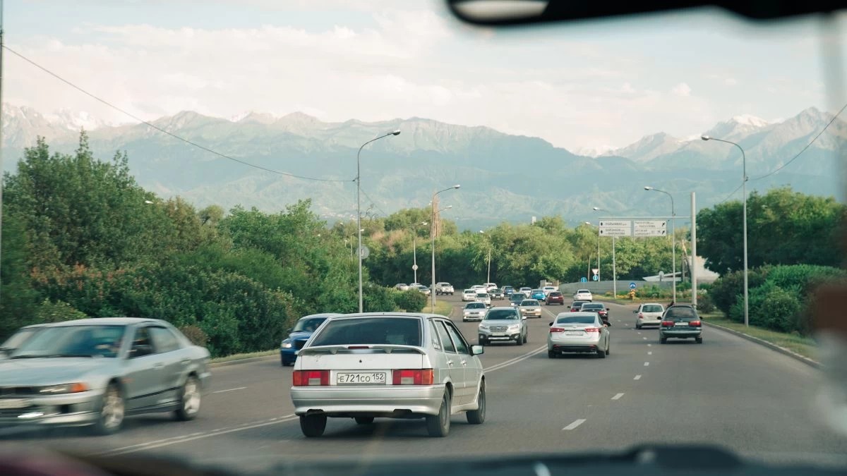 Локализация и спрос: Jetour и JAC укрепляются как лидеры в среднем сегменте