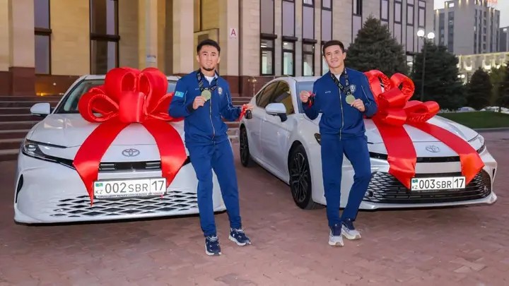 Братьям Сабырхановым, ставшим чемпионами мира по боксу, подарили автомобиль
