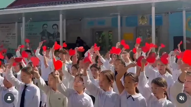 Более двух тысяч учеников спели песню для учителей Казахстана
