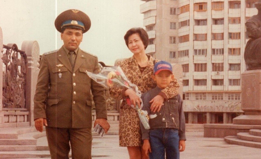 В сети опубликована фотография Розы Рымбаевой и Али Окапова 1998 года.