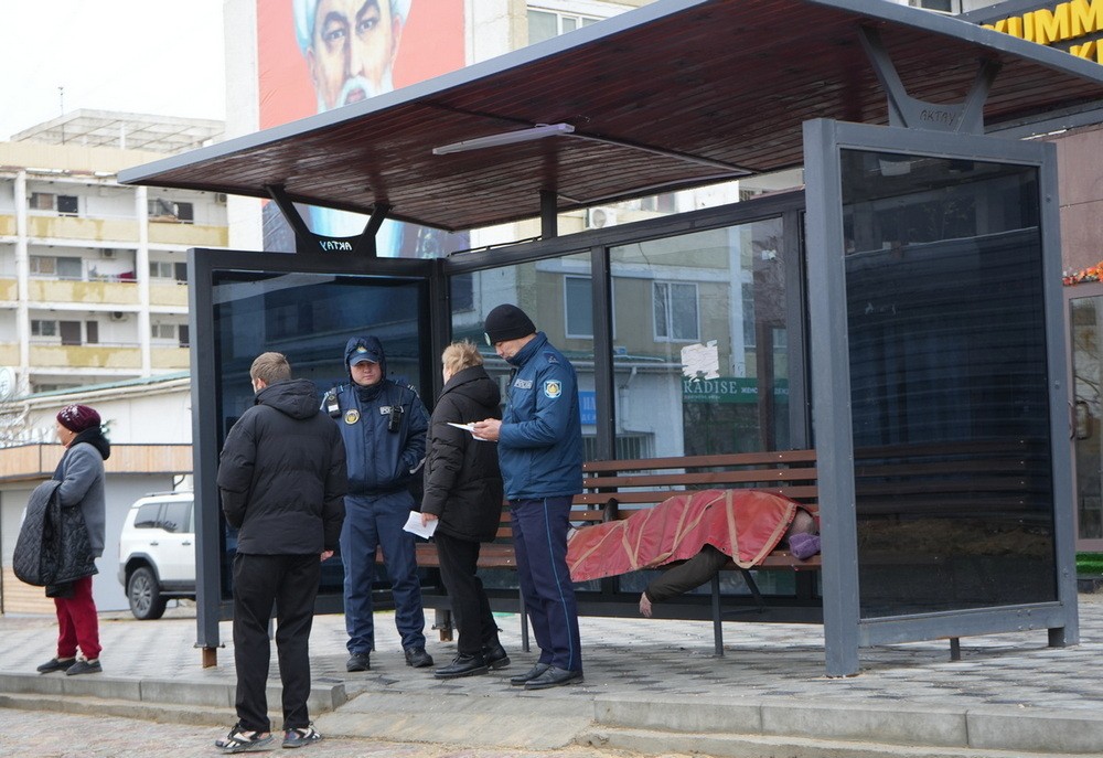 В Актау на остановке найден труп мужчины