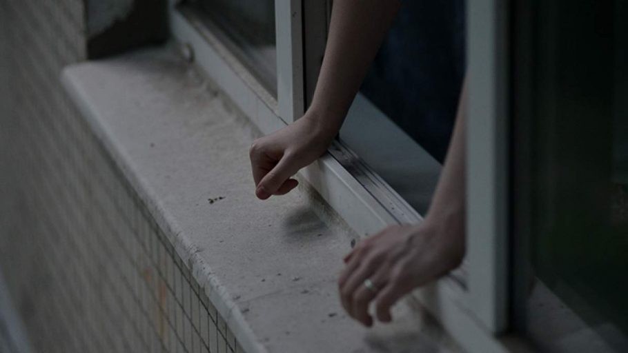 Жительница Астаны пыталась прыгнуть с пятого этажа