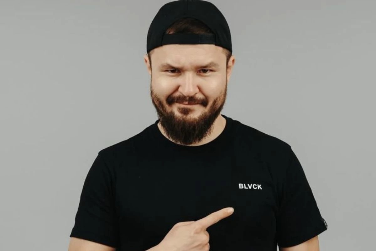 Семейский стендап-комик задержан на 5 суток за шутку