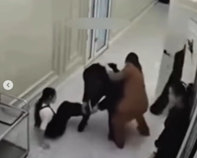 В Сети обсуждают инцидент с официанткой на корпоративе в Казахстане