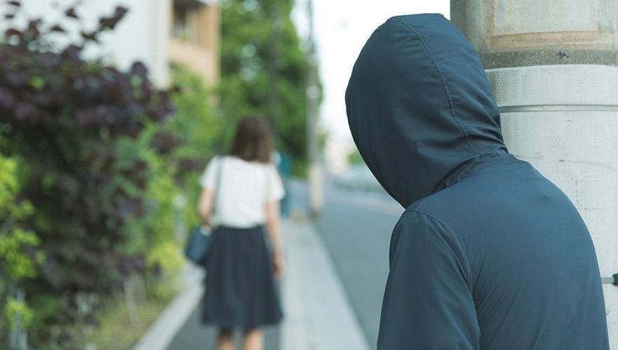 За сталкинг будут штрафовать до 865 тысяч тенге