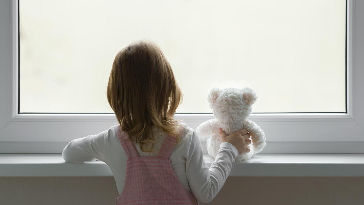 В Караганде спасатели сняли 8-летнюю девочку с окна пятого этажа