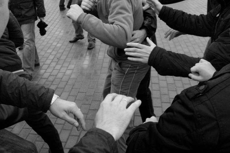 В Кызылорде группа подростков избила молодого человека