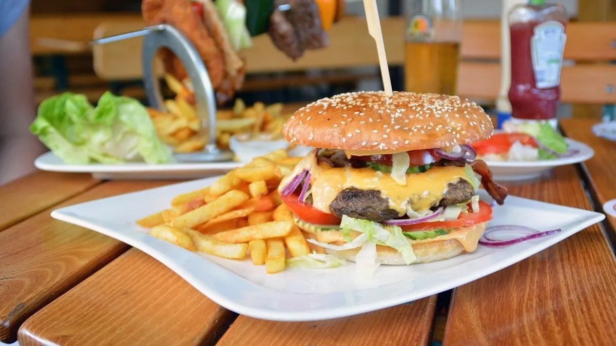 Скандал вокруг Burger King в Казахстане: министерство опубликовало результаты проверки