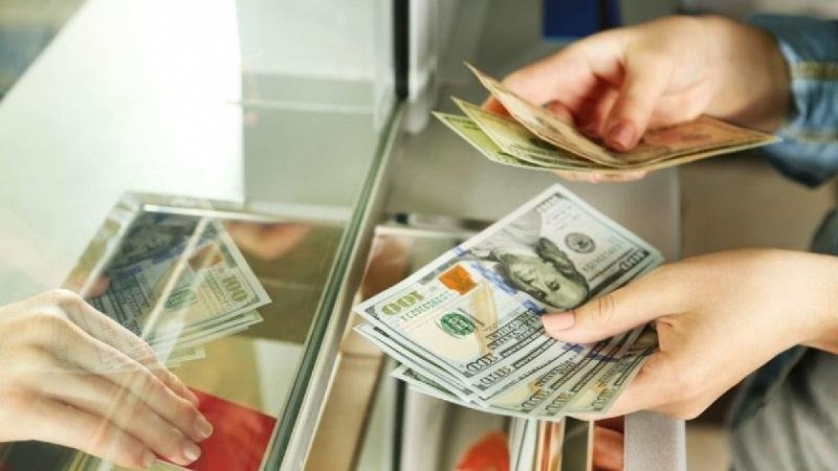 Курс доллара начал немного снижаться в Казахстане