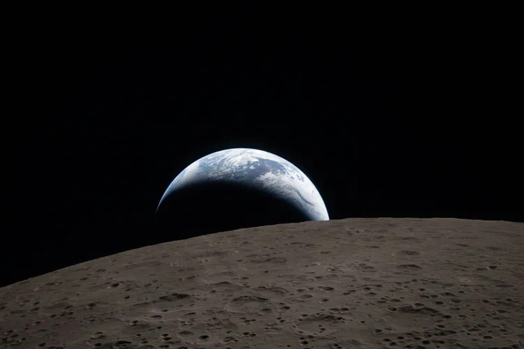 NASA экипаж миссии Artemis II снял впечатляющие кадры Земли у Луны