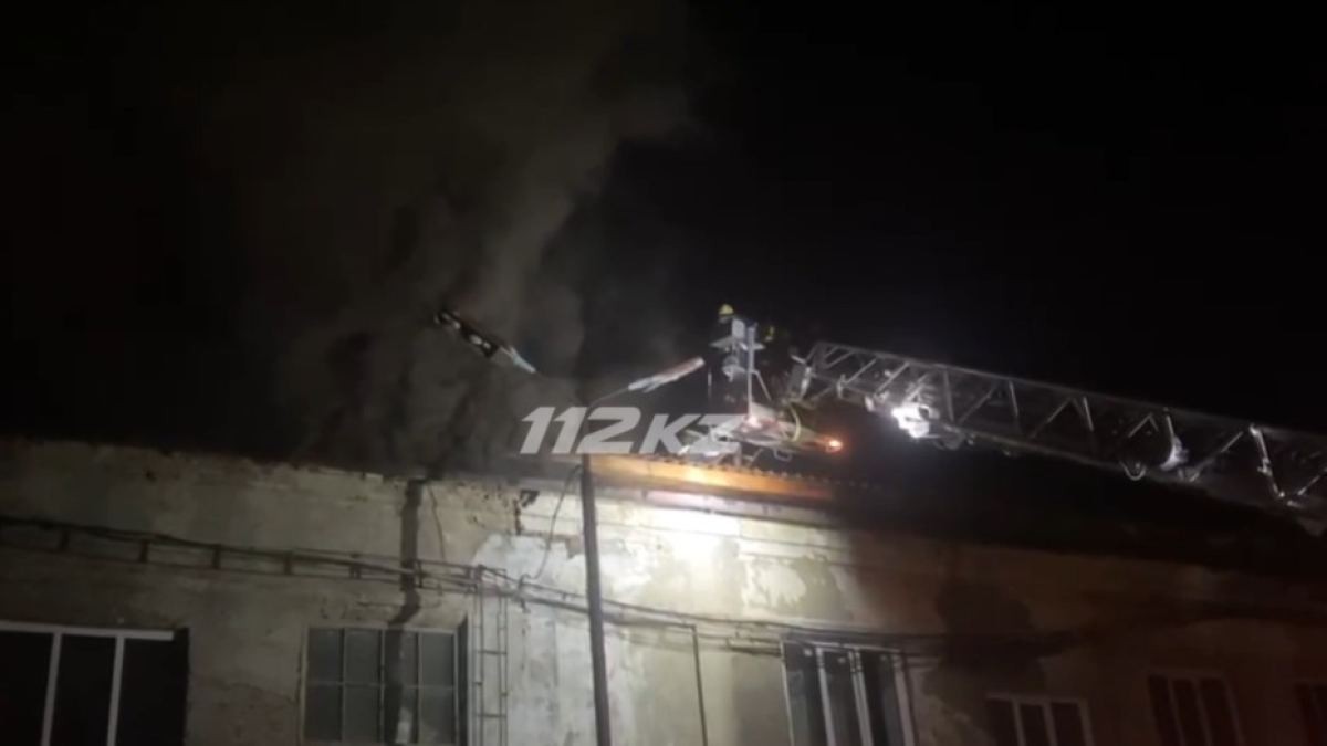В Усть-Каменогорске потушили пожар на территории конденсаторного завода