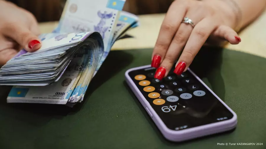 Каков долг казахстанцев перед банками?