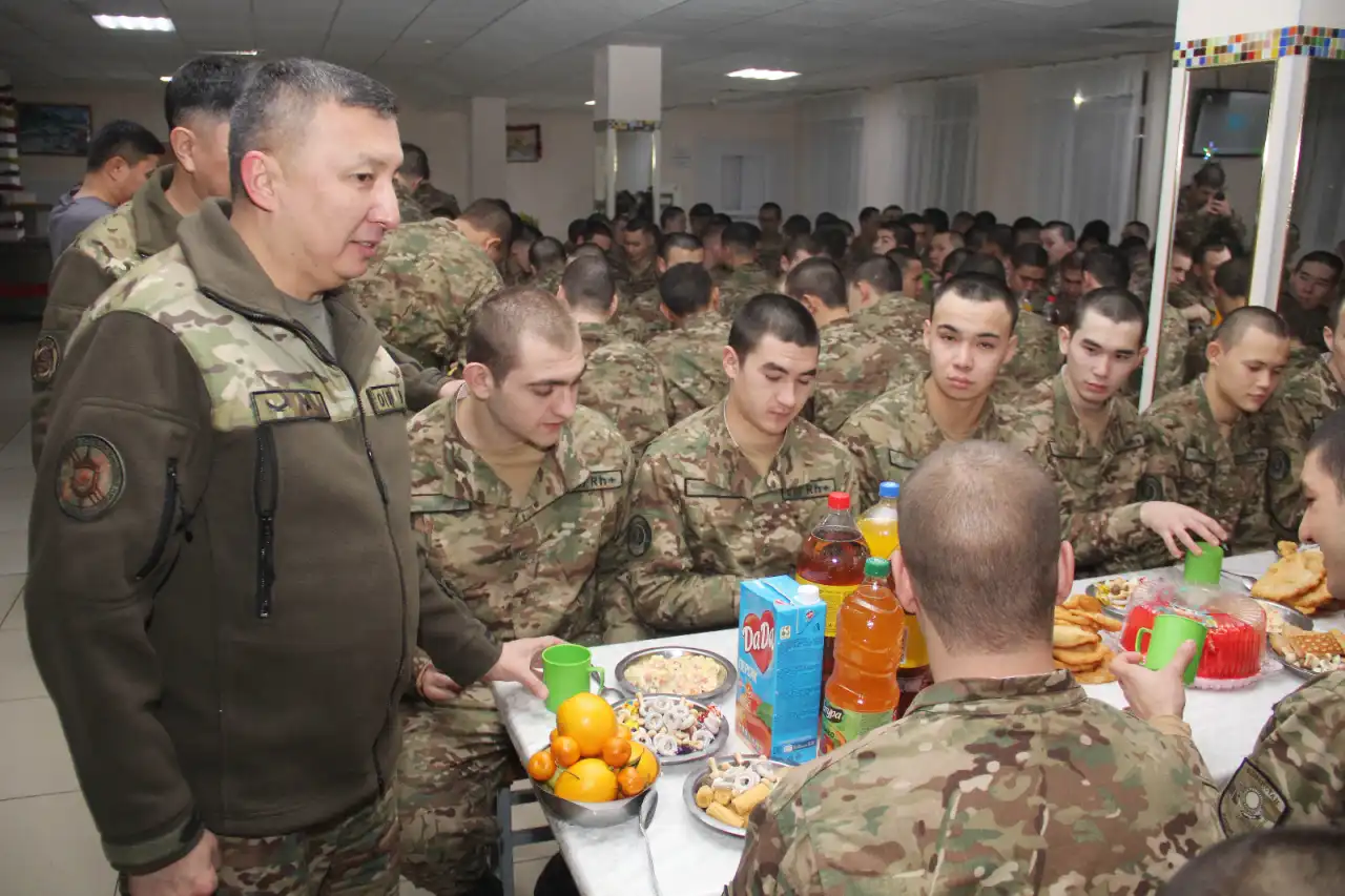 «Мясо, баурсаки, сирне, наурыз-коже»: теперь солдаты Национальной гвардии будут питаться национальными блюдами
