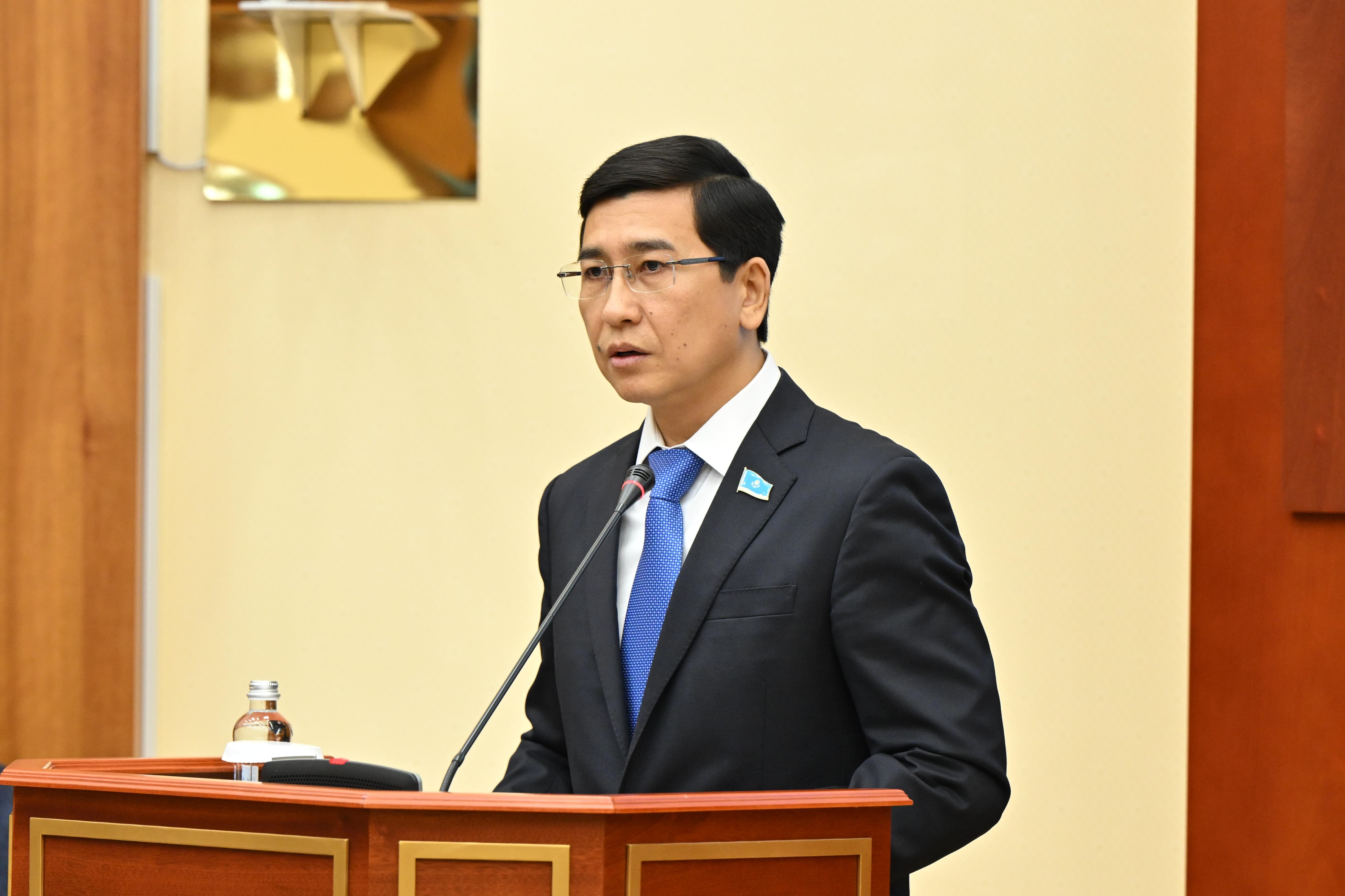 «Законный способ заработка»: Асхат Аймағамбетов раскритиковал ОСМС