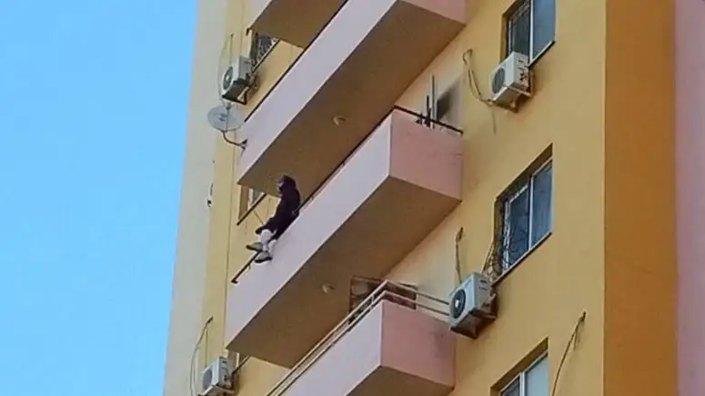 В Атырау 45-летняя женщина погибла, выпав с 8-го этажа жилого дома.