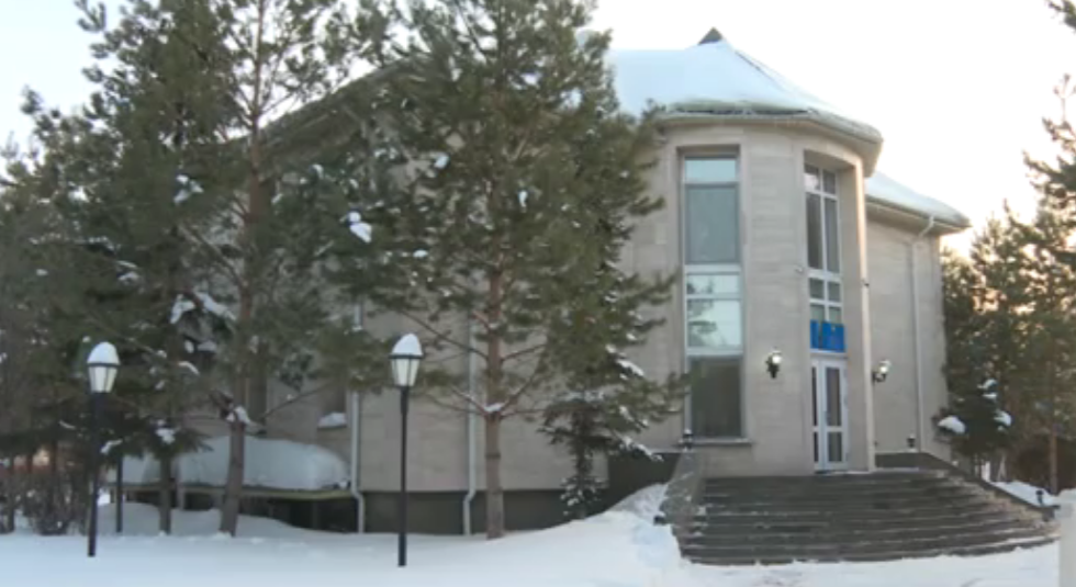 Дом, где проживал Кайрат Сатыбалды, стал центром внимания.