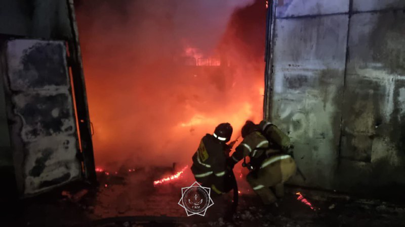 В Астане загорелась станция технического обслуживания