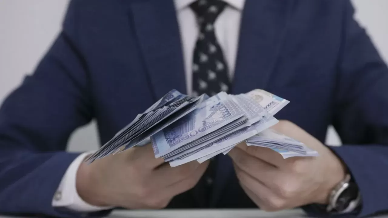 В Костанайской области председатель маслихата и депутат подозреваются в получении взятки.