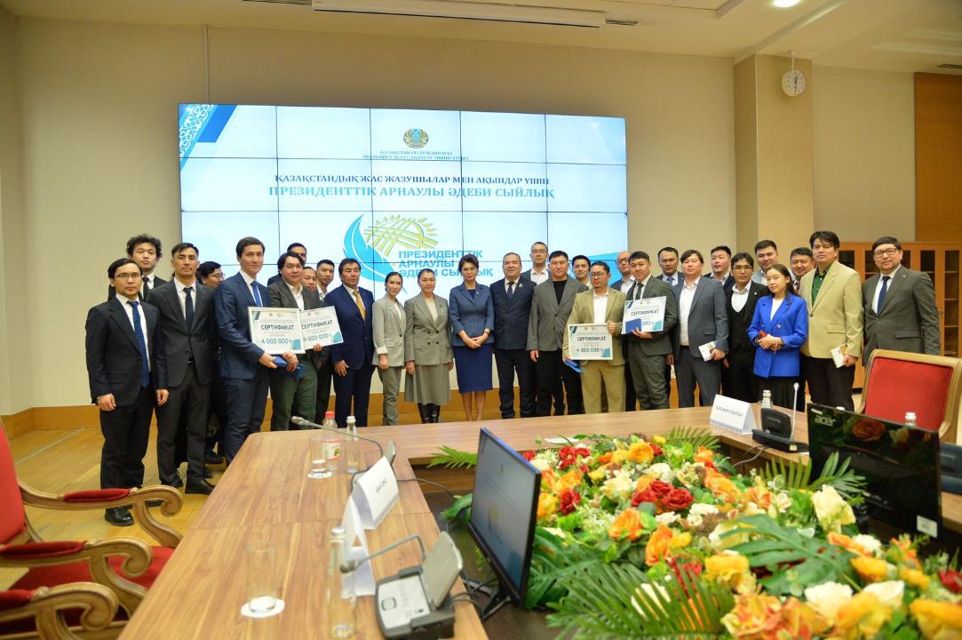 Аида Балаева вручила Президентскую литературную премию молодым писателям.