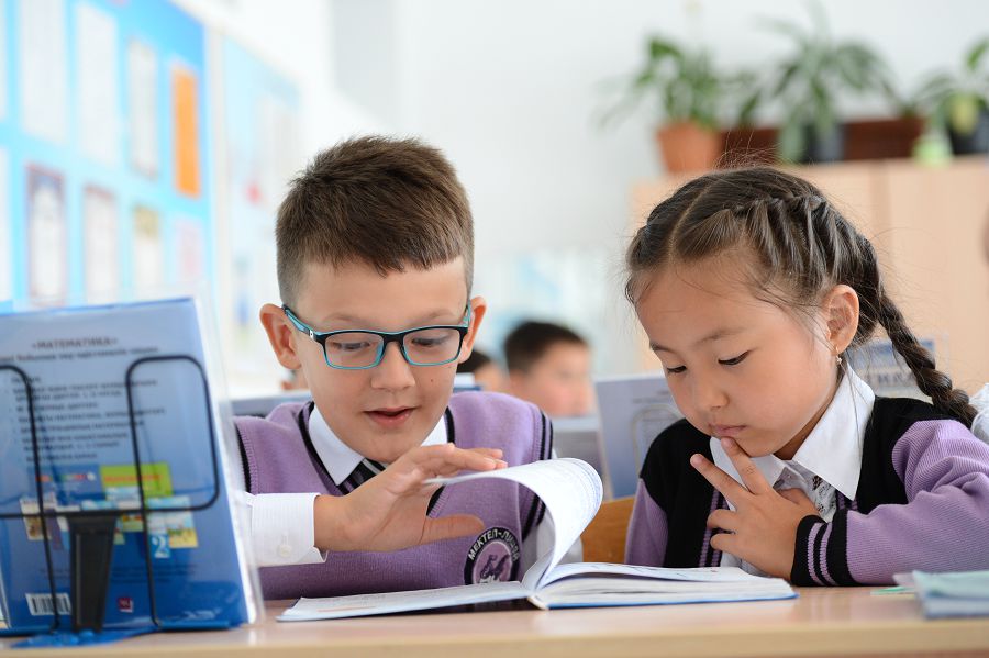 Детскую литературу пишут писатели, которые специализируются на детской литературе, а также детские писатели.