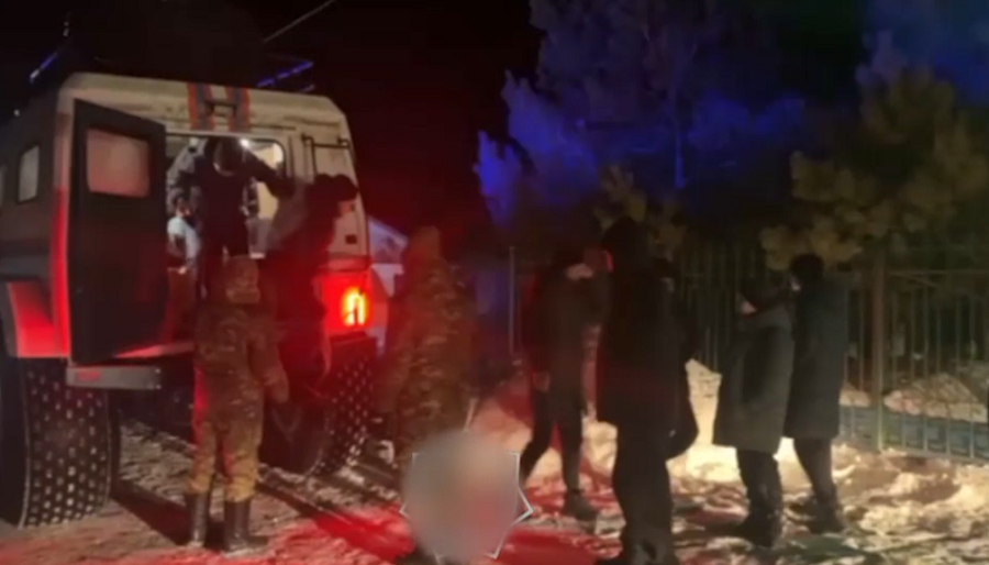 Кустанайские спасатели ночью эвакуировали около сотни человек с трассы во время бурана