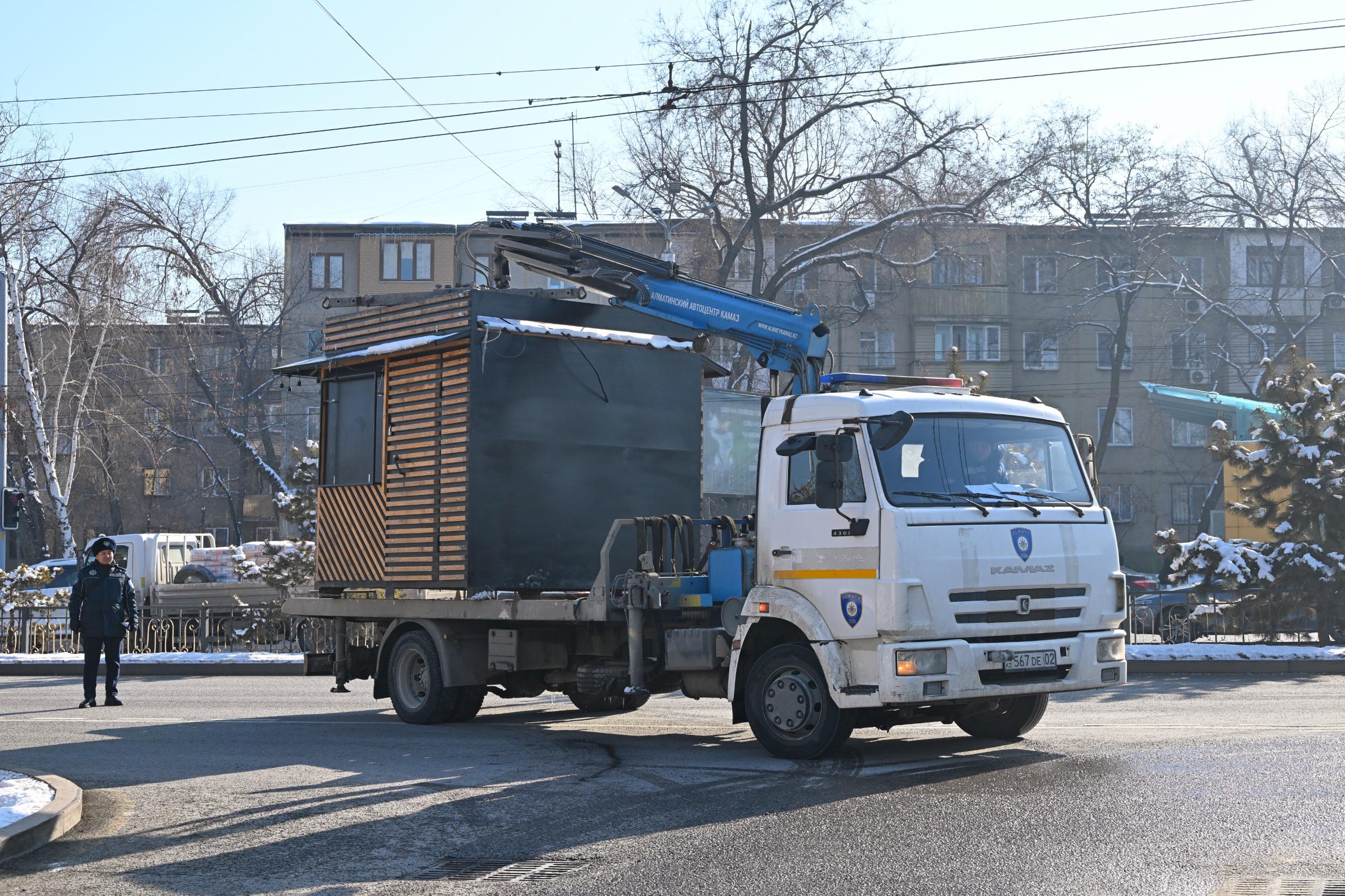 Закон и порядок: В Алматы проводятся массовые демонтажи незаконных торговых точек